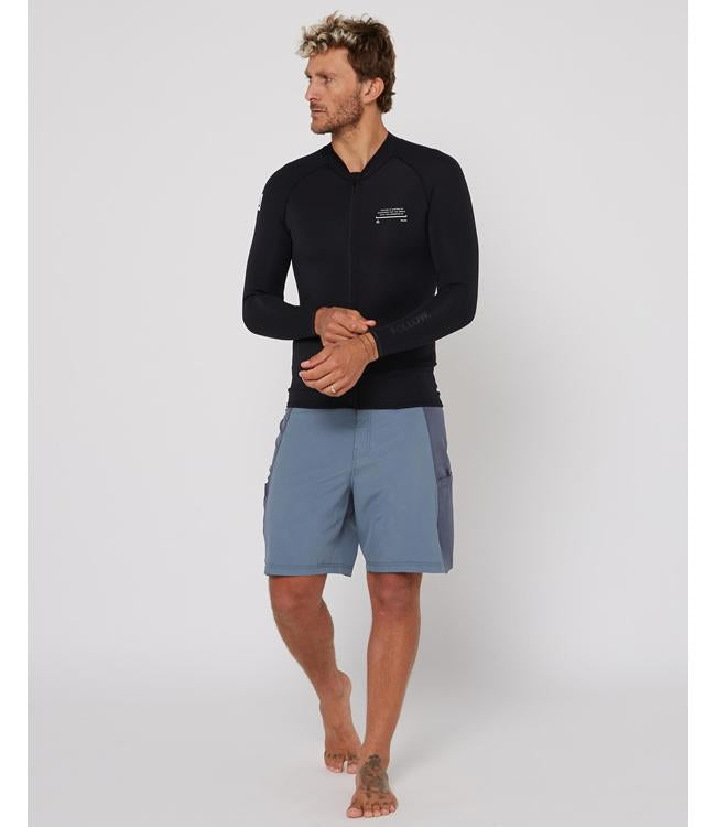 Follow P1 Mens 1mm Zip Thru Heater Top Black - side view of the 1mm neoprene fit and front zip