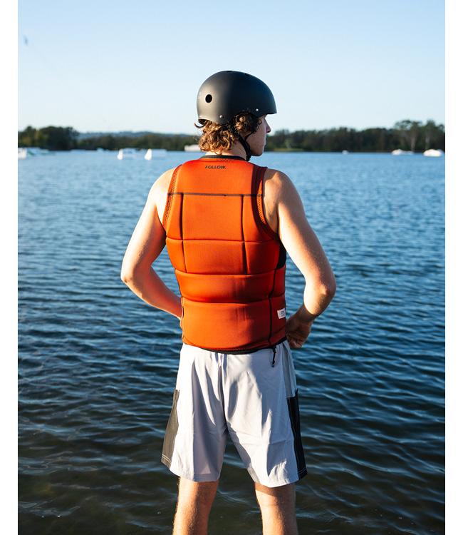 Follow Gratis Rust Mens Life Vest on a rider carving across the wake on flat water