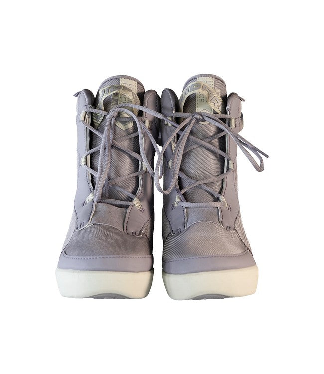 Liquid Force Hook 6X Womens Wakeboard Boots - studio view of the baseplate and mounting hardware