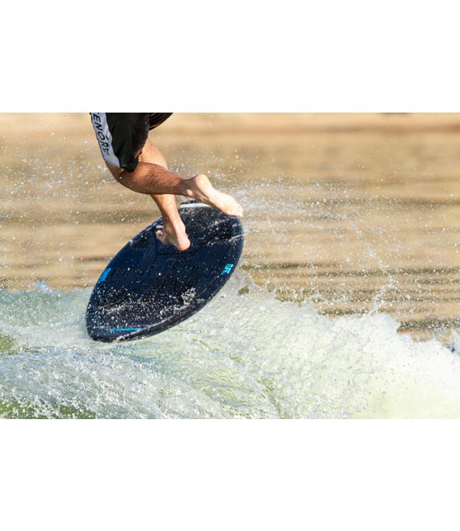 Ronix Osmo Skimmer Tuff Tech - close-up of the rider's feet on the board through a wall of spray