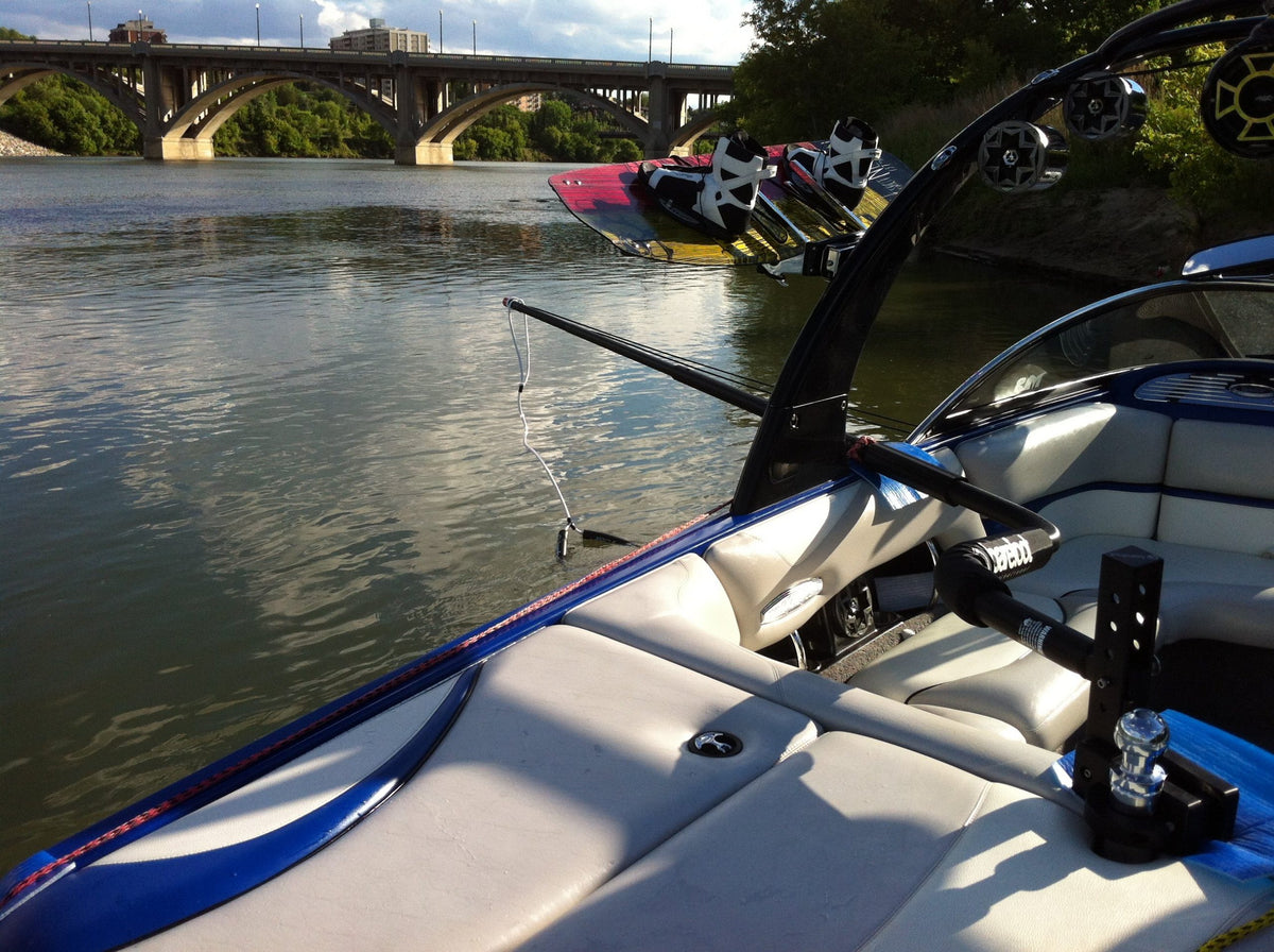 Barefoot International Deluxe Quad V-Drive Boom mounted to a v-drive ski boat ready for barefoot training