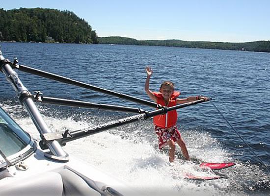 Barefoot International Tower Boom Bar W207 on-water angle with the boom extended over the water surface